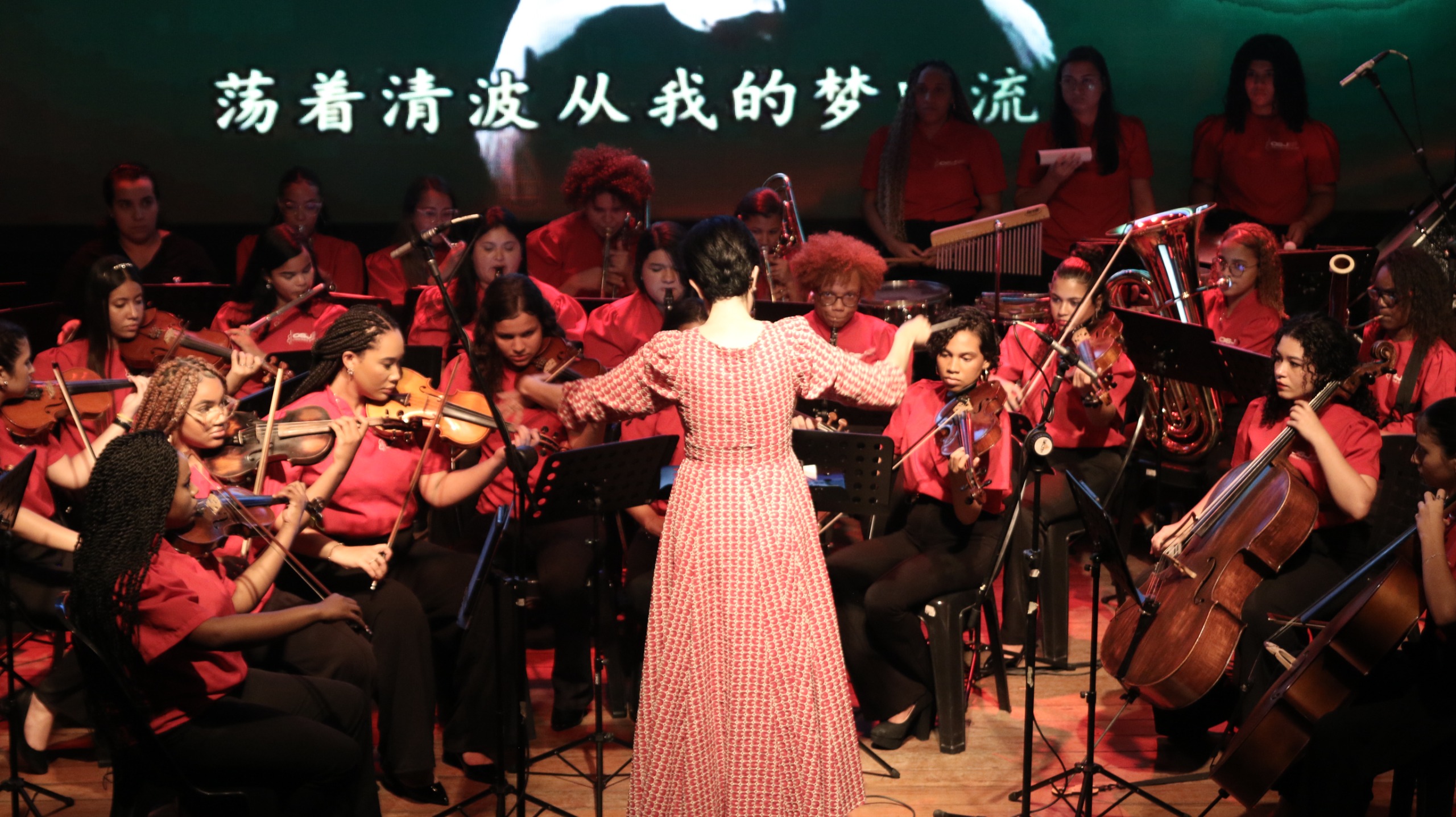 Imagem da notícia: Orquestra Juvenil Chiquinha Gonzaga comanda palco da Casa G20 em celebração aos 50 anos de amizade China-Brasil